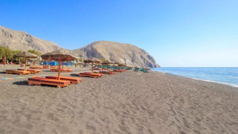 Santorini-strandok-perissa-strand