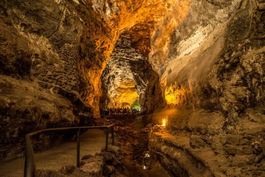 Cueva-de-los-Verdes-Kalandnyaralas-Fuerteventura