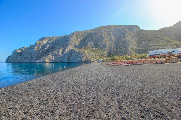 Kamari-santorini-strandok-part