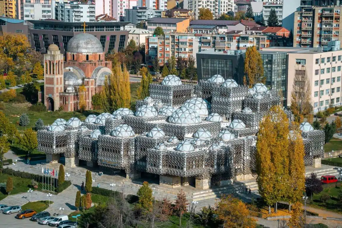 Pristina-latnivalok-konyvtar