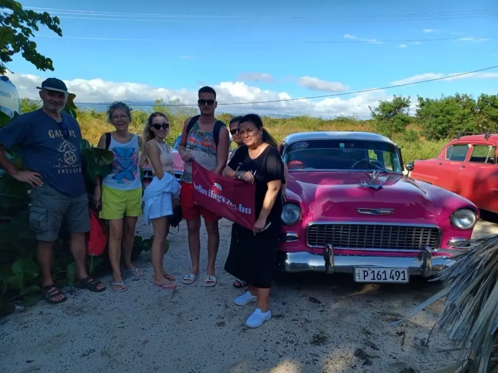hellovilagvlog a csapat