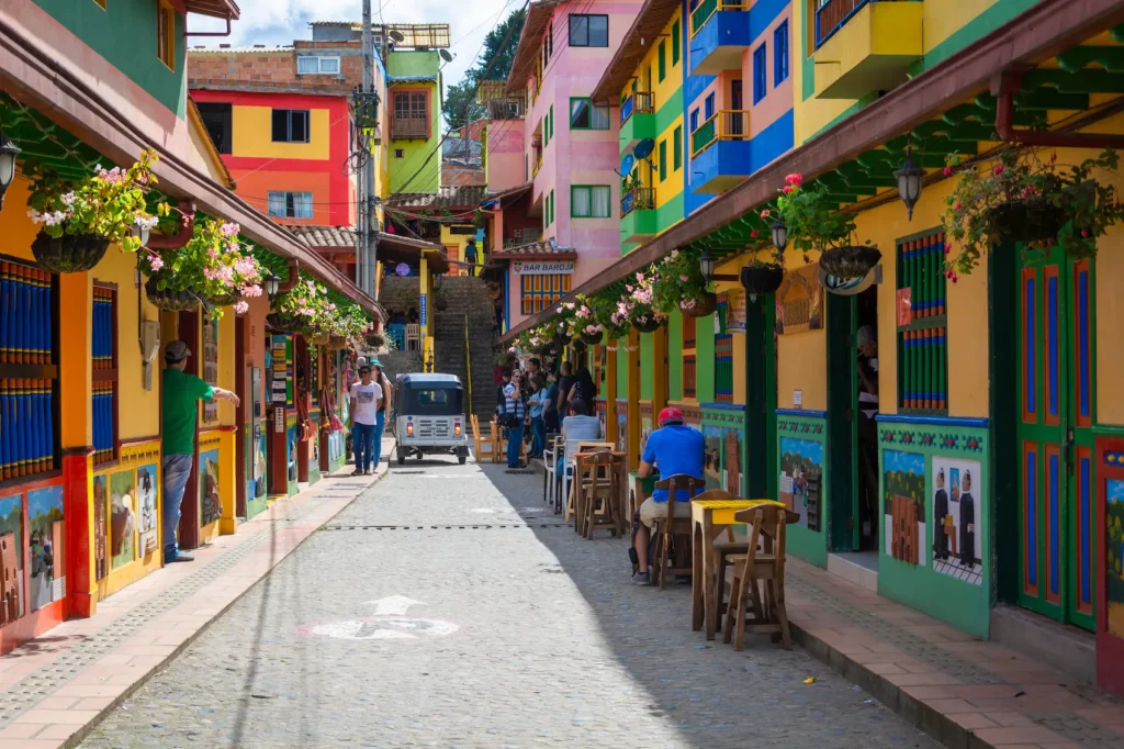 Kolumbia körutazás Guatapé utca